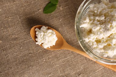 süzme peynir bir cam kase kumaş