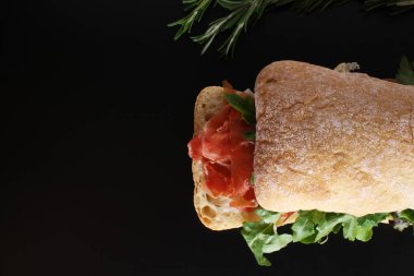 sandviç prosciutto hamon ciabatta koyu arka plan