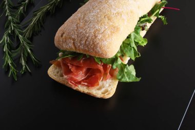 sandviç prosciutto hamon ciabatta koyu arka plan