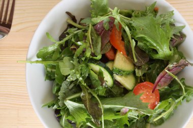 ahşap arka plan üzerinde sebze salatası