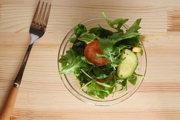 Ahşap arka plan üzerinde sebze salatası — Stok fotoğraf