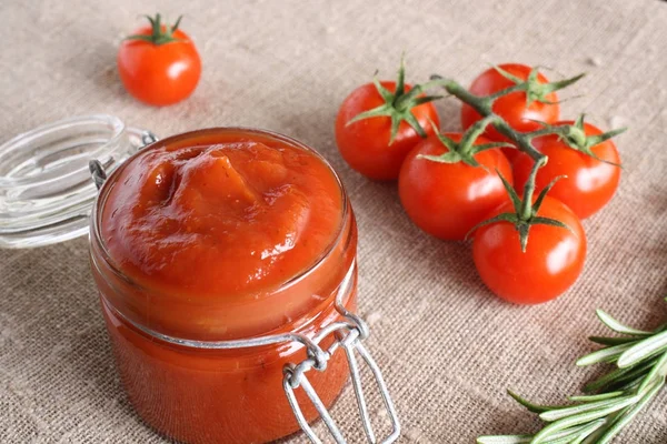 Molho de tomate ketchup tomates alecrim — Fotografia de Stock