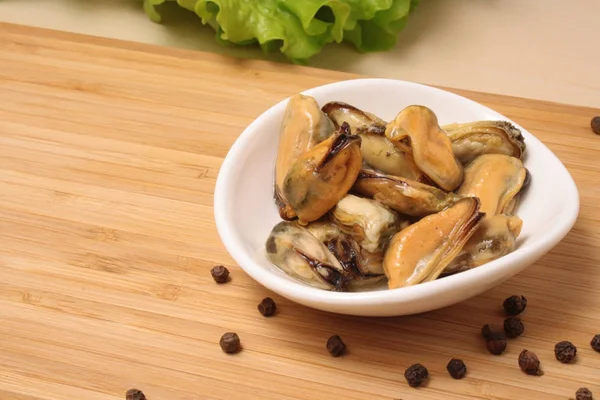 Mussels in oil on a plate — Stock Photo, Image