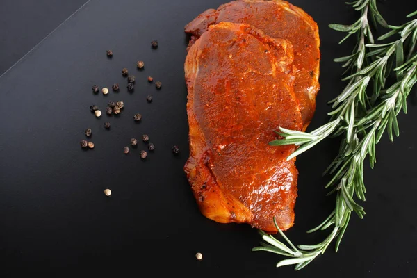 Escalope sertés steak, a rozmaring, a sötét háttér — Stock Fotó