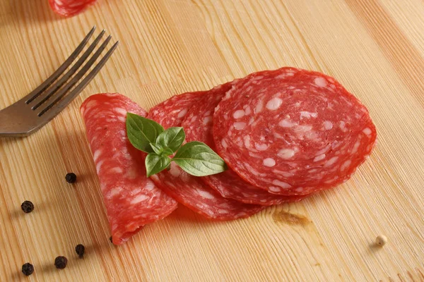 Spanien Wurst salchichon Aufschneiden Salami hölzernen Hintergrund — Stockfoto