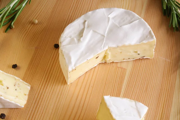 Brie kaas op een houten achtergrond — Stockfoto