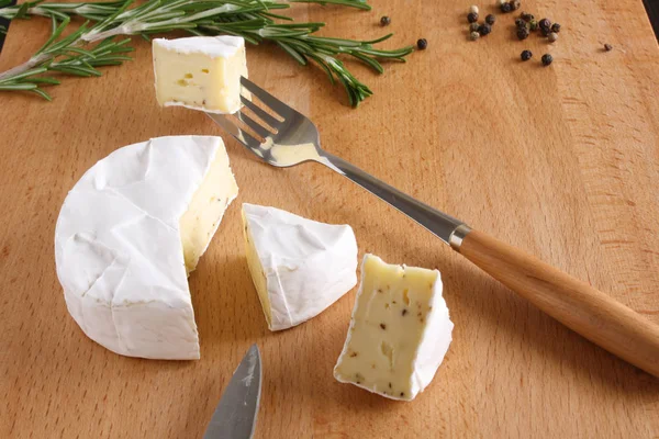Brie kaas op een houten achtergrond — Stockfoto