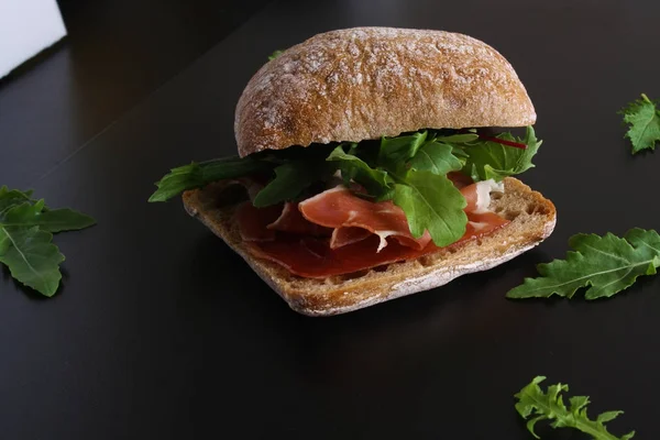 Чиабатта Хамон Пармская сэндвич — стоковое фото