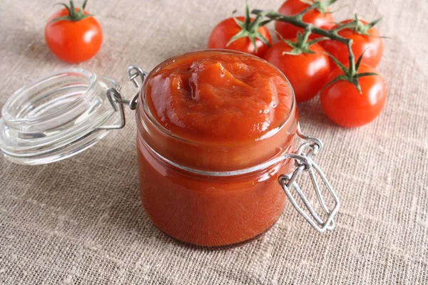 Salsa di pomodoro ketchup pomodori rosmarino — Foto Stock