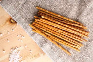 bir ahşap tuzlu sopa ekmek