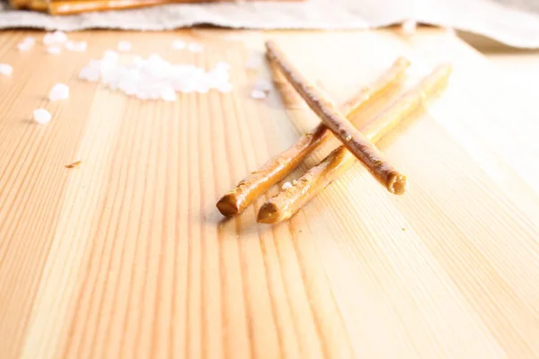Stockbrot auf Holz gesalzen — Stockfoto