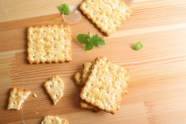 saldırgan, Kuru bisküvi arka plan