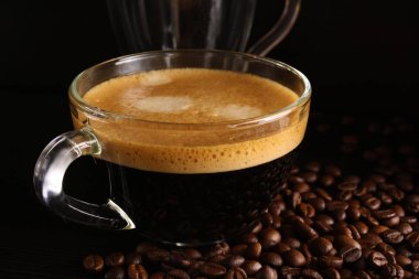 Espresso kahve cam Kupası ve kahve çekirdekleri