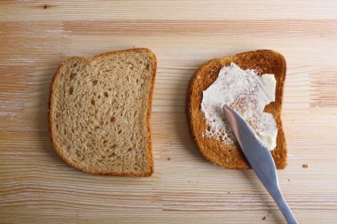 ahşap arka plan üzerinde tereyağlı tost