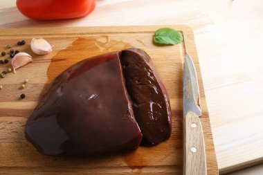 Sığır eti karaciğer ahşap arka plan üzerinde