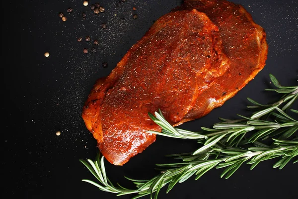 Escalope sertés steak, a rozmaring, a sötét háttér — Stock Fotó