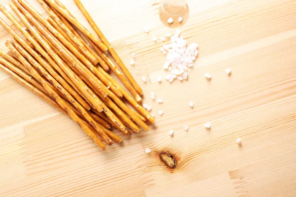 Палочки хлеб соленый на деревянном — стоковое фото
