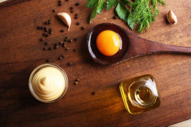 bir ahşap arka plan pişirme mayonez sos