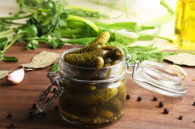 Salatalık turşu cuke bir ahşap arka plan pişirme