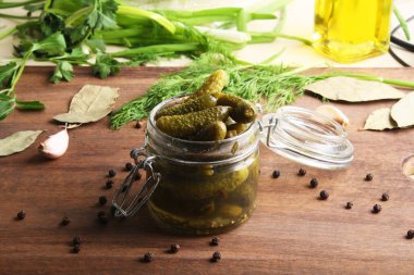 Salatalık turşu cuke bir ahşap arka plan pişirme