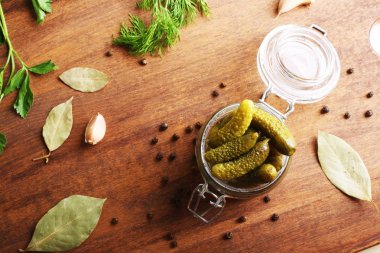 Salatalık turşu cuke bir ahşap arka plan pişirme