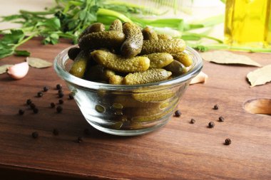 Salatalık turşu cuke bir ahşap arka plan pişirme