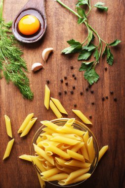 Penne rigate. Makarna tüyleri şeklinde. mostaccioli son