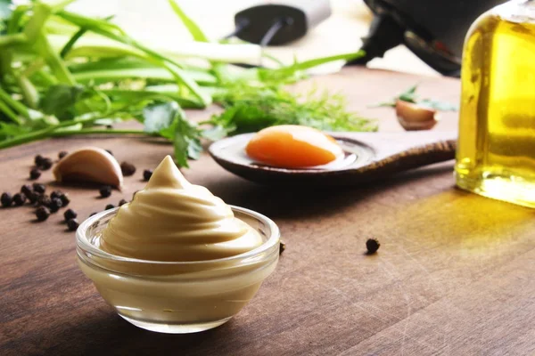 Mayonnaise-Sauce auf einem hölzernen Backofen — Stockfoto