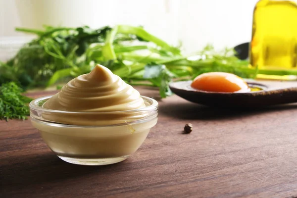 Mayonaise saus op een houten achtergrond koken — Stockfoto