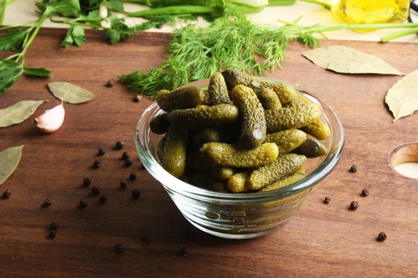 Pepino cornichons cuke sobre un fondo de madera cocinar —  Fotos de Stock