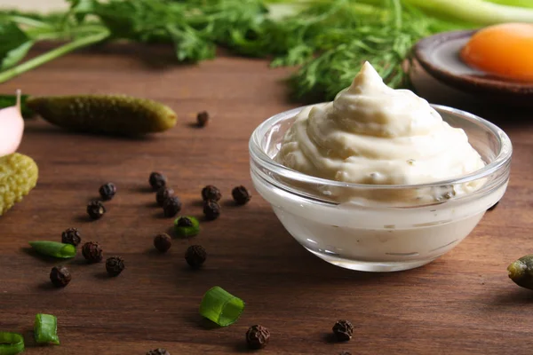 Tartar sosu ahşap arka plan üzerinde
