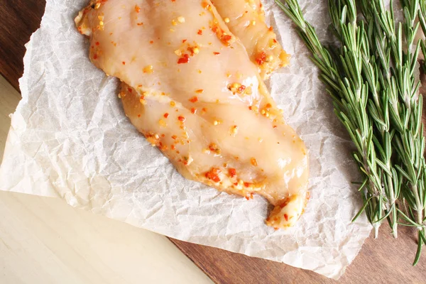 Csirkemell fűszeres pác, board, rozmaring — Stock Fotó