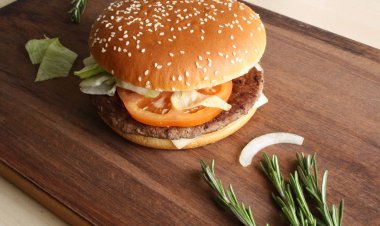 ahşap arka plan üzerinde Burger