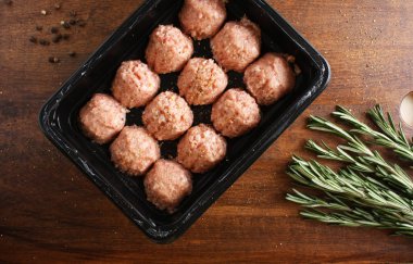 köfte forcemeat sığır eti domuz üzerinde ahşap arka plan biberiye