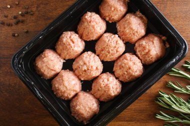 köfte forcemeat sığır eti domuz üzerinde ahşap arka plan biberiye