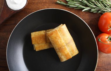 Krep etli bir kızartma tavası ve ekşi krema