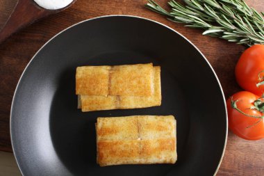 Krep etli bir kızartma tavası ve ekşi krema