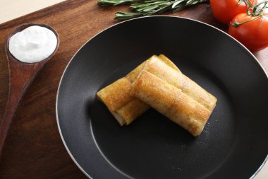 Krep etli bir kızartma tavası ve ekşi krema