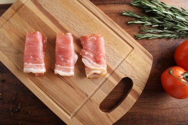 ahşap bir arka plan üzerine dilimlenmiş jambon