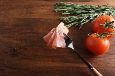 ahşap bir arka plan üzerine dilimlenmiş jambon