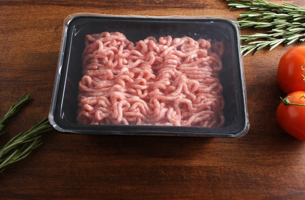 paket bir ahşap zemin üzerine kıyılmış et