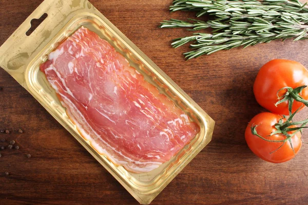 ahşap arka plan üzerinde paket dilimlenmiş jambon