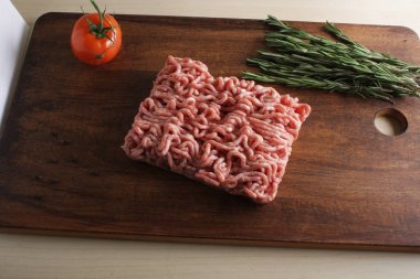 kıyma domuz eti ahşap arka plan üzerinde
