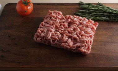 kıyma domuz eti ahşap arka plan üzerinde