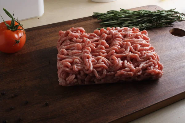Мясо говяжьей свинины на деревянном фоне — стоковое фото