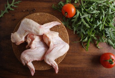 tavuk kanadı bir ahşap arka plan üzerinde taze