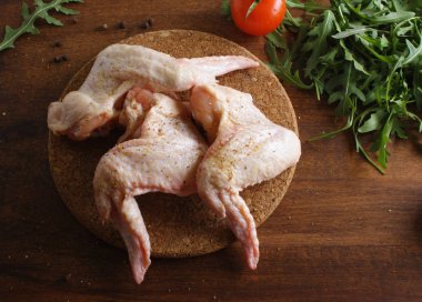 tavuk kanadı bir ahşap arka plan üzerinde taze