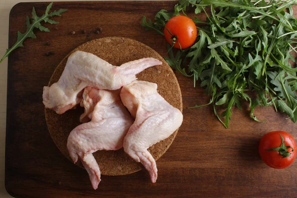 tavuk kanadı bir ahşap arka plan üzerinde taze