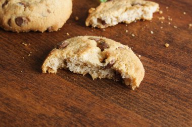 ahşap arka plan üzerinde çikolata ile tanımlama