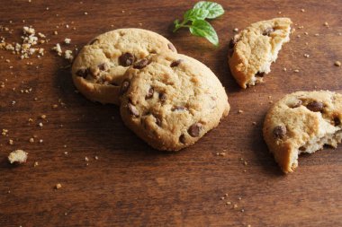 ahşap arka plan üzerinde çikolata ile tanımlama